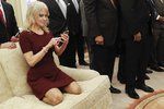 Snímek Trumpovy poradkyně Kellyanne Conwayové klečící na pohovce vyvolal skandál.