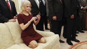 Snímek Trumpovy poradkyně Kellyanne Conwayové klečící na pohovce vyvolal skandál.