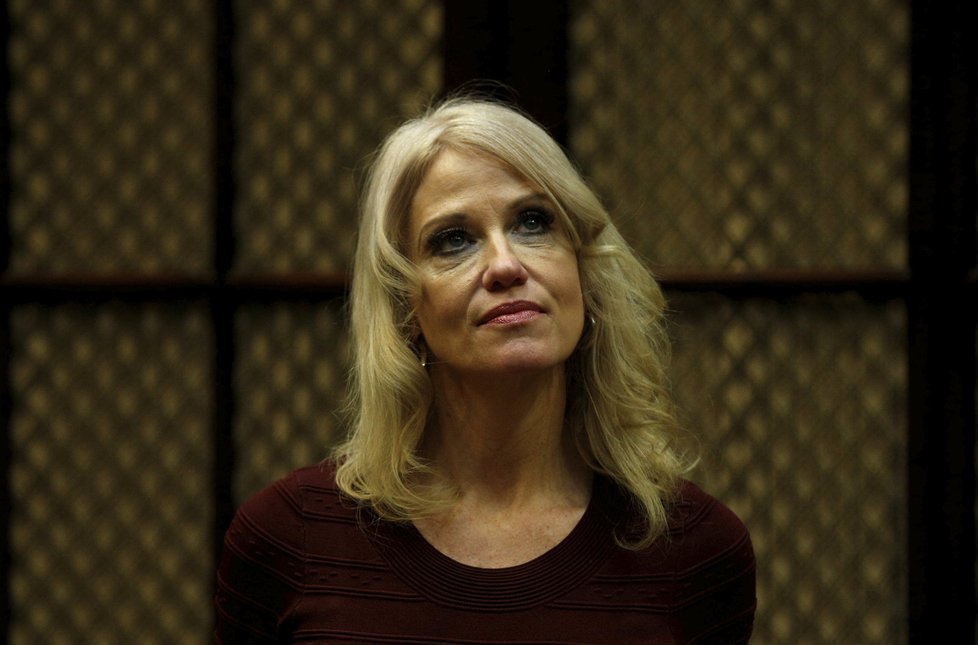 Snímek Trumpovy poradkyně Kellyanne Conwayové klečící na pohovce vyvolal skandál.