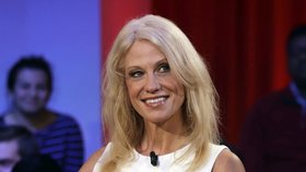 Trumpova přední poradkyně Kellyanne Conwayová ve čtvrtek v televizním vysílání doporučila národu, aby kupoval výrobky módní značky Trumpovy dcery Ivanky.