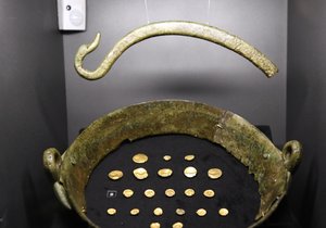 Poklad v podobě zlatých minicí z doby Keltů našel u Podmokel na Rokycansku v roce 1771 nádeník Jan Koch. Až do roku 2012 to byl největší poklad keltského zlata v Evropě, respektive ve světě.