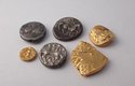 Drobné zlaté a stříbrné mince nalezené při výzkumu