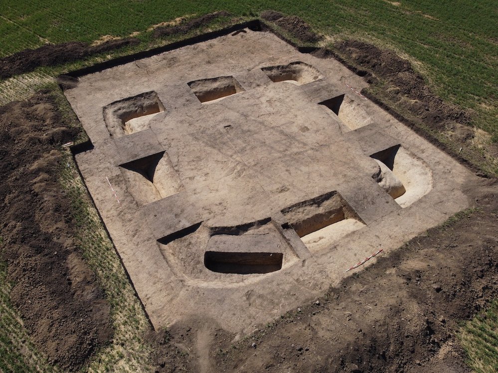 Příkopem vymezený čtvercový areál, uprostřed kterého byly nalezeny žárové keltské hroby