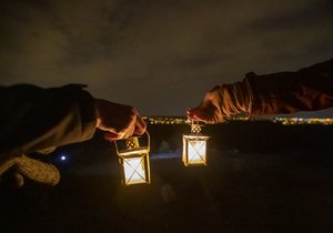 Keltský telegraf v Nebušicích. Protože se jedná o přírodní památku, kde je zakázáno rozdělávat otevřené ohně, svítilo se baterkami a lucerničkami. (19. březen 2022)