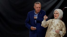 Recep Tayyip Erdogan s manželkou Emine odvolili v Istanbulu (28. 5. 2023).