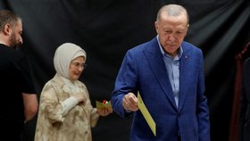 Recep Tayyip Erdogan s manželkou Emine odvolili v Istanbulu (28. 5. 2023).