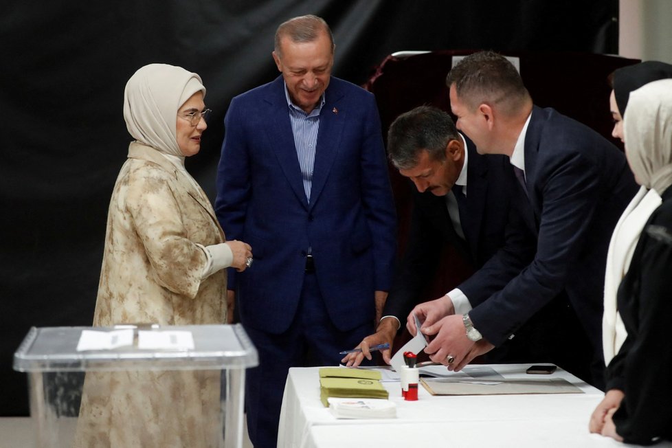 Recep Tayyip Erdogan s manželkou Emine odvolili v Istanbulu (28. 5. 2023).