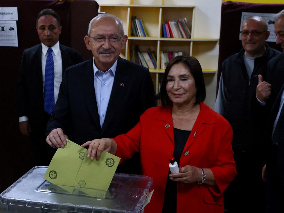 Kemal Kilicdaroglu s chotí Selvi u druhého kola prezidentských voleb (18. 5. 2023).