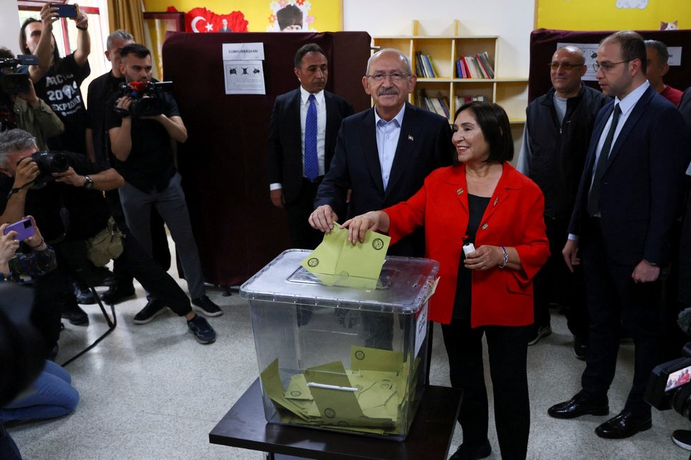 Kemal Kilicdaroglu s chotí Selvi u druhého kola prezidentských voleb (18. 5. 2023).
