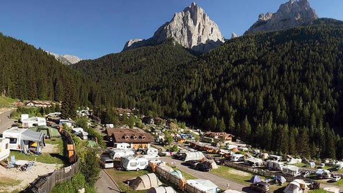 V překrásném zalesněném údolí italských Dolomit s výhledem na horu Marmolada leží Camping Vidor.