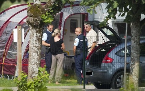 Policisté vyslýchají turisty z kempu, kde britská rodina trávila dovolenou.