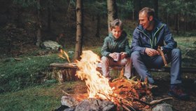 Ohniště by mělo být vzdáleno nejméně 50 m od okraje lesa a v dostatečné vzdálenosti od budov a vůbec všech věcí, které se mohou vznítit. Zcela zakázáno je rozdělávání ohně v lesích, na místech se vzrostlým porostem, tedy i na louce nebo na strništi.