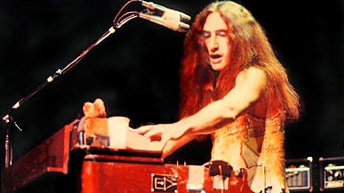 Zemřel Ken Hensley, zpěvák, skladatel a někdejší hvězda skupiny Uriah Heep. Smrt ho zastihla v pětasedmdesáti letech při nahrávání nové desky.