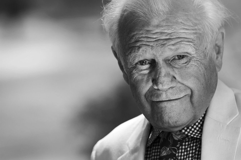 Ken Kercheval (†83), známý jako Cliff Barnes ze seriálu Dallas, zemřel.