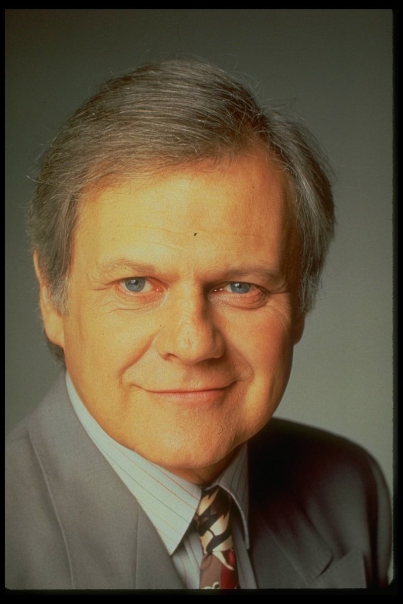 Ken Kercheval (Cliff Burnes)