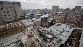 Nejméně tři lidé přišli o život při zřícení budovy v keňském hlavním městě. Pětipodlažní budova se nacházela v oblasti, kde žijí lidé s nízkými příjmy.