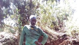 Keňan Nicholas Muchami (45) z vesnice Kaganda poslední týden strávil kopáním cesty, díky které se vesničané rychle dostanou do obchodního centra.