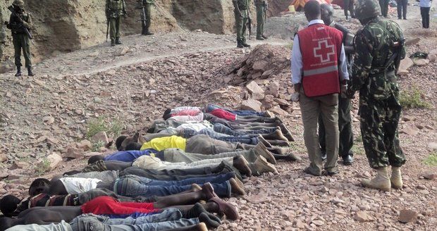 Masakr ve jménu islámu: Teroristé v Keni popravili 32 lidí, 4 uřezali hlavy