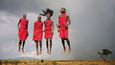 Jednou z tradic, kterou Masajové rádi předvádějí turistům, jsou výskoky mladých bojovníků.