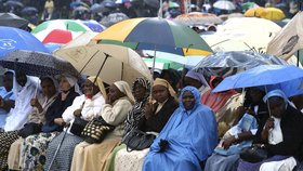 Nedávno do africké země zavítal i papež František, věřícím déšť nevadil.