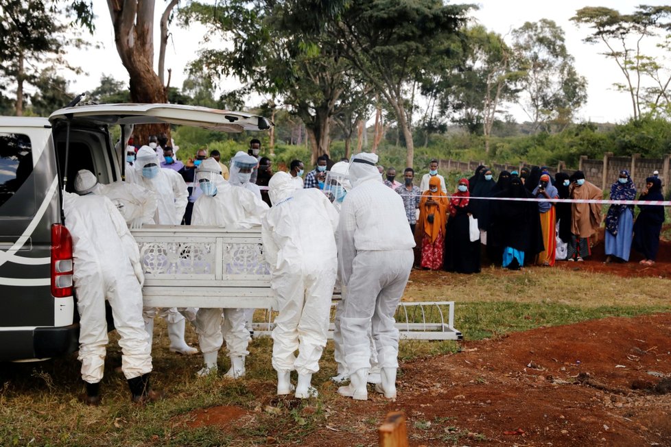 Pohřeb oběti koronaviru na muslimském hřbitově v Nairobi (6. 8. 2020)