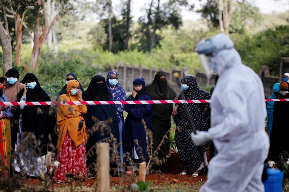 Pohřeb oběti koronaviru na muslimském hřbitově v Nairobi (6. 8. 2020)