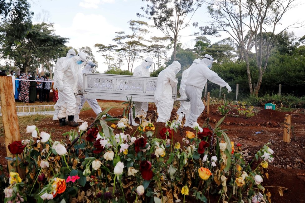 Pohřeb oběti koronaviru na muslimském hřbitově v Nairobi (6. 8. 2020)