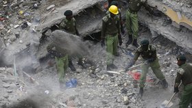 „Prší a tyto domy byly postaveny bez povolení nairobských úřadů,“ citovala agentura Reuters zástupce guvernéra oblasti Nairobi Jonathana Muekeho.