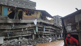 „Prší a tyto domy byly postaveny bez povolení nairobských úřadů,“ citovala agentura Reuters zástupce guvernéra oblasti Nairobi Jonathana Muekeho.