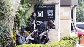 Luxusní hotel v centru Nairobi napadli islámští teroristé