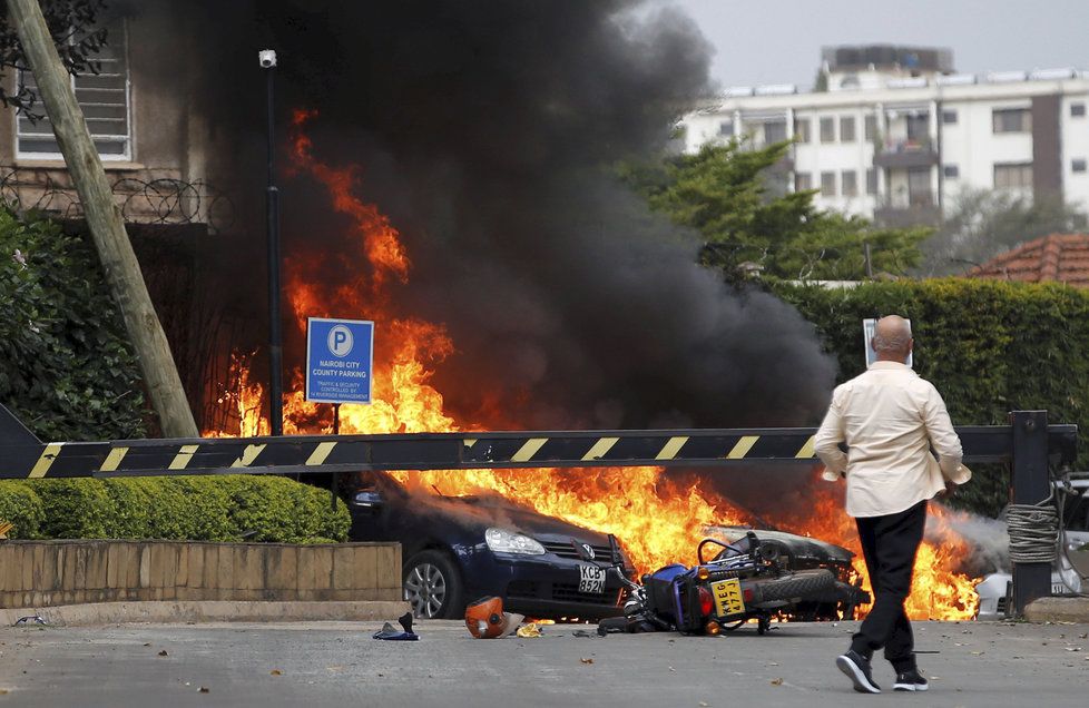 Ozbrojenci z islamistického hnutí zaútočili na keňský hotel, (15.01.2019).