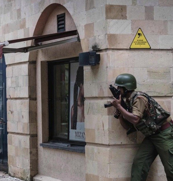 Útok v Nairobi si vyžádal přes dvě desítky obětí. Keňští vojáci podle Armádních novin používají české samopaly CZ Scorpion Evo 3.