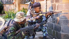 Vojenská zásah proti teroristům, kteří obsadili keňský obchodní dům