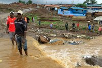 Kvůli záplavám a sesuvům půdy umírají stovky lidí: Silné deště mučí východ Afriky