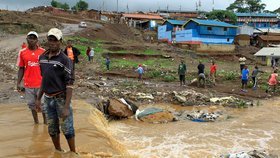 Kvůli záplavám a sesuvům půdy umírají stovky lidí: Silné deště mučí východ Afriky