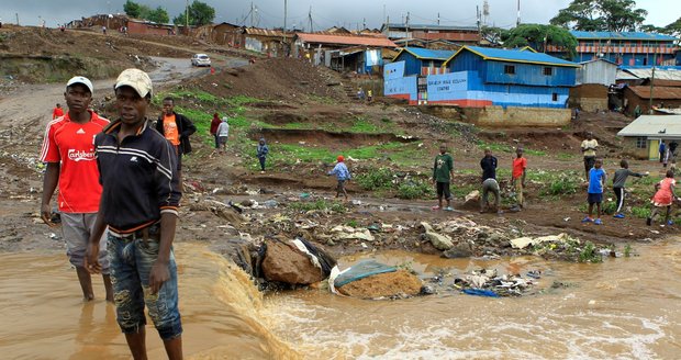 Kvůli záplavám a sesuvům půdy umírají stovky lidí: Silné deště mučí východ Afriky