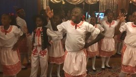Děti v keňském hlavním městě Nairobi zazpívaly tamním Čechům a Slovákům písně v češtině a slovenštině.