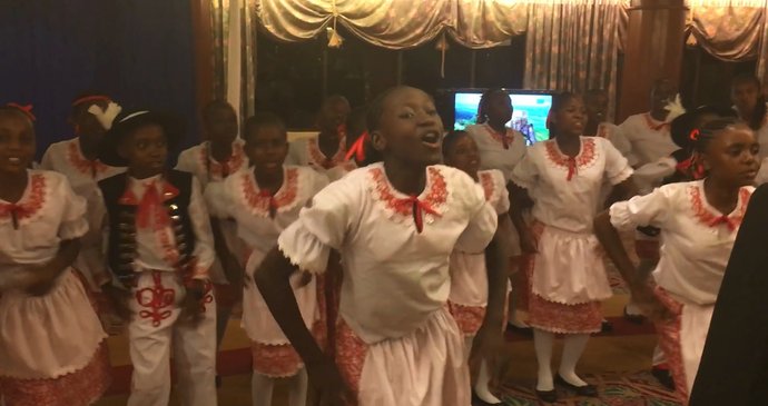 Děti v keňském hlavním městě Nairobi zazpívaly tamním Čechům a Slovákům písně v češtině a slovenštině.
