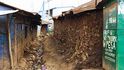 Realita slumu: polorozpadlá obydlí z plechu a nepálených cihel