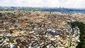Kibera. Jeden z největších slumů světa se nachází na předměstí hlavního města Nairobi, na dohled mrakodrapům ze skla a oceli  a národního parku plného divokých zvířat. Kontrasty na pár kilometrech čtverečních jsou pro Afriku typické.