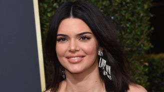 Lidé kritizovali Kendall Jenner za akné na Zlatých glóbech, její reakce byla skvělá