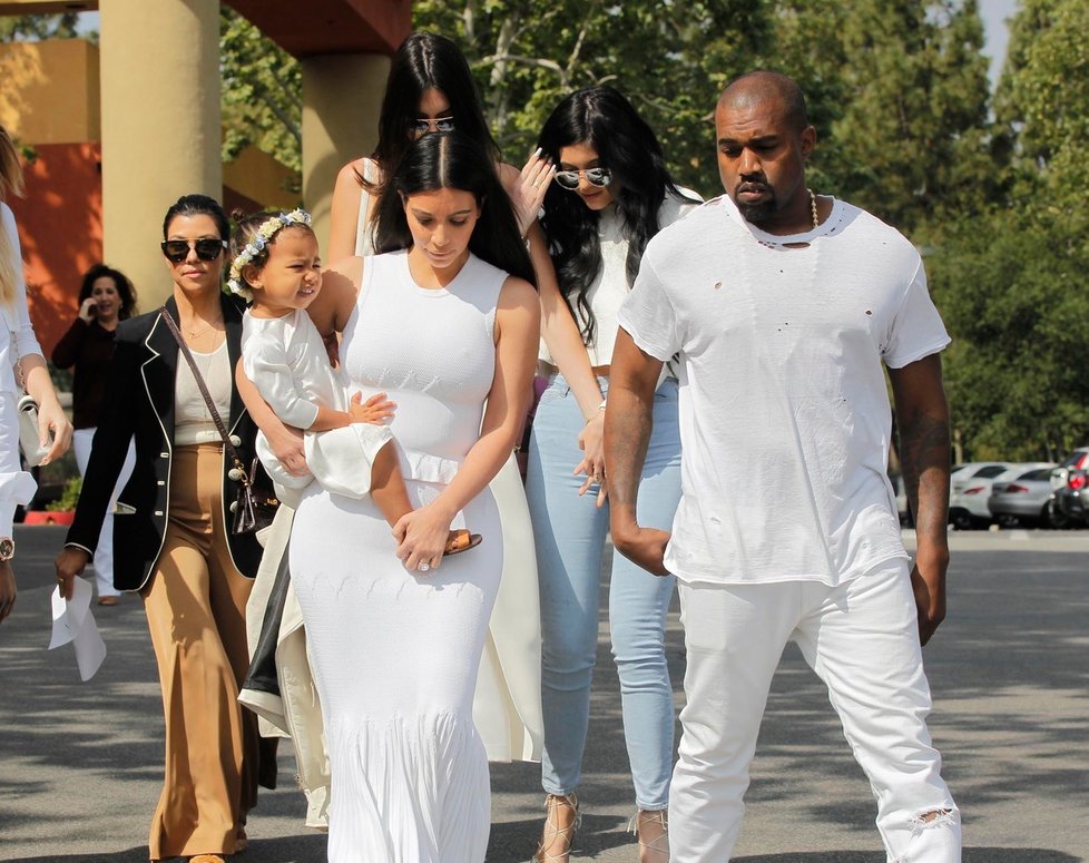 Manželé Kim Kardashian a Kanye West s dcerou North vyrazili do kostela.