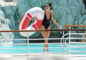 Kendall Jenner jako sexy diva v jednodílných plavkách.