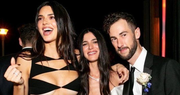 Kendall Jenner v odvážných šatech zastínila nevěstu na svatbě.