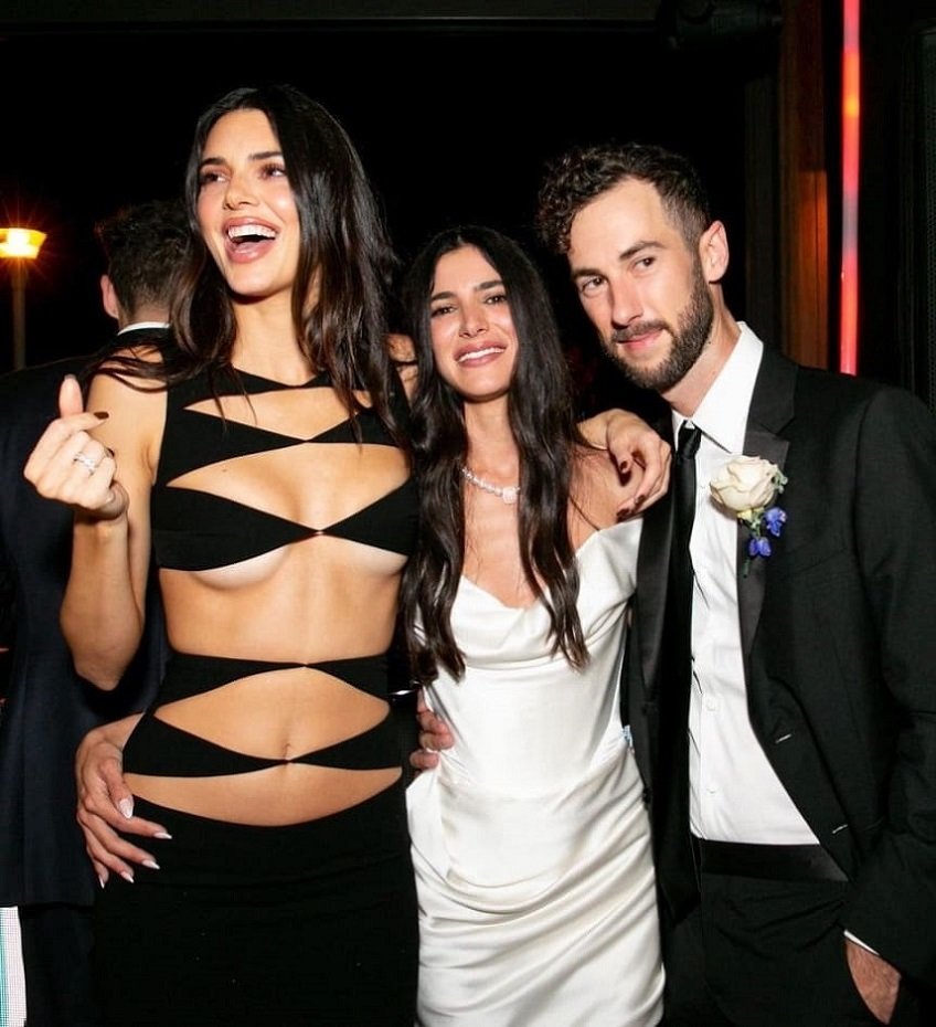 Kendall Jenner v odvážných šatech zastínila nevěstu na svatbě