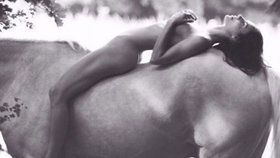 Kendall Jenner se nechala vyfotit na koni zcela nahá.