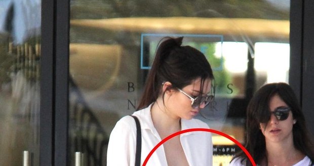 Kendall Jenner způsobila rozruch, když si nevzala podprsenku.