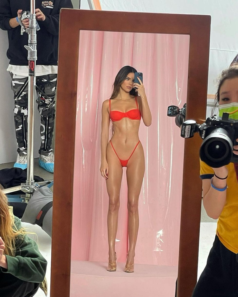 Kendall Jenner fotila v sexy prádelku. S photoshopem to ale podle fanoušků přehnala.