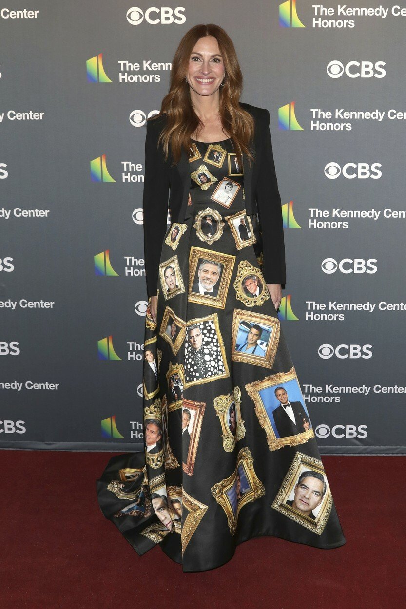 V roce 2022 na Kennedy Center Honors oblékla Julia Robertsová šaty poseté fotkami kolegy George Clooneyho.