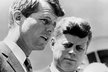 Exprezident John F. Kennedy s bratrem Robertem (vlevo).